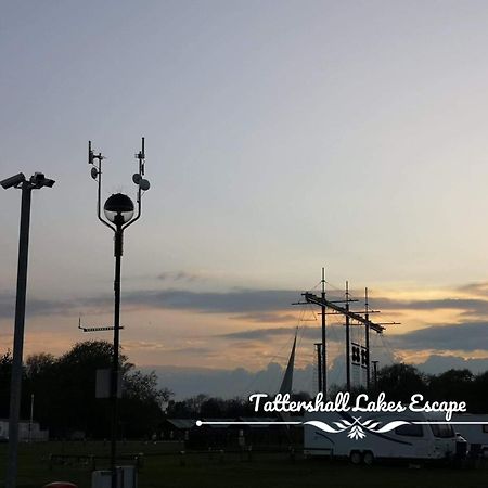 Meridian Tattershall Lakes Escape - Lakeside Lodge Caravan With A Fishing Peg Luxury Hot Tub Exteriör bild