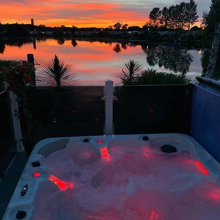 Meridian Tattershall Lakes Escape - Lakeside Lodge Caravan With A Fishing Peg Luxury Hot Tub Exteriör bild