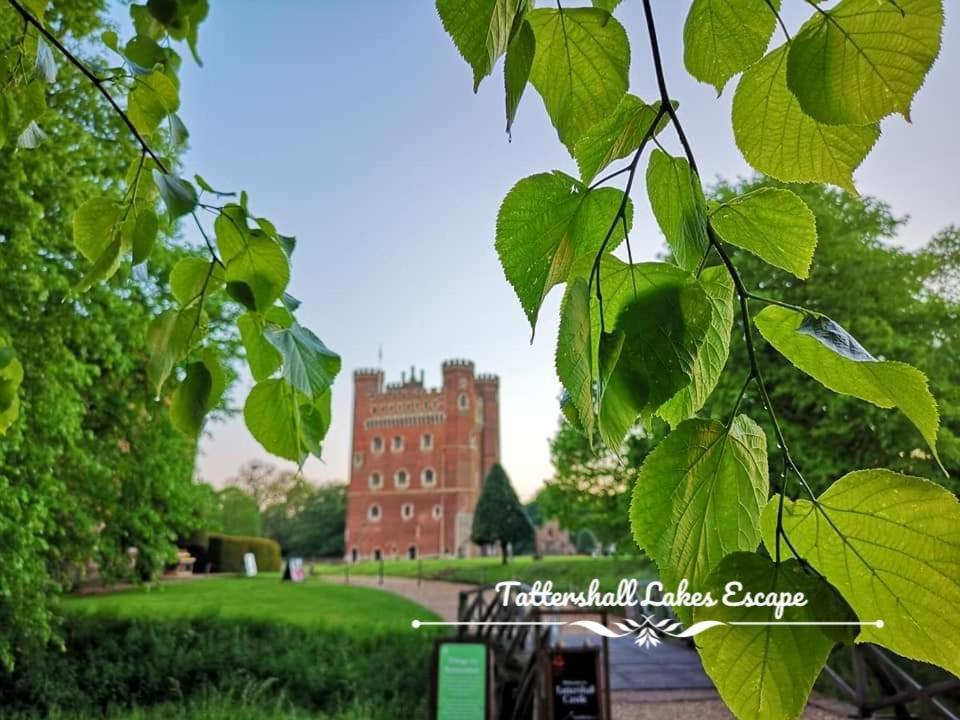 Meridian Tattershall Lakes Escape - Lakeside Lodge Caravan With A Fishing Peg Luxury Hot Tub Exteriör bild