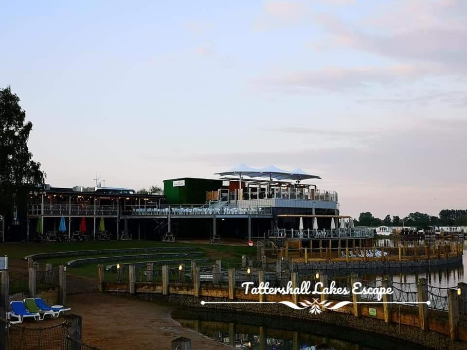 Meridian Tattershall Lakes Escape - Lakeside Lodge Caravan With A Fishing Peg Luxury Hot Tub Exteriör bild