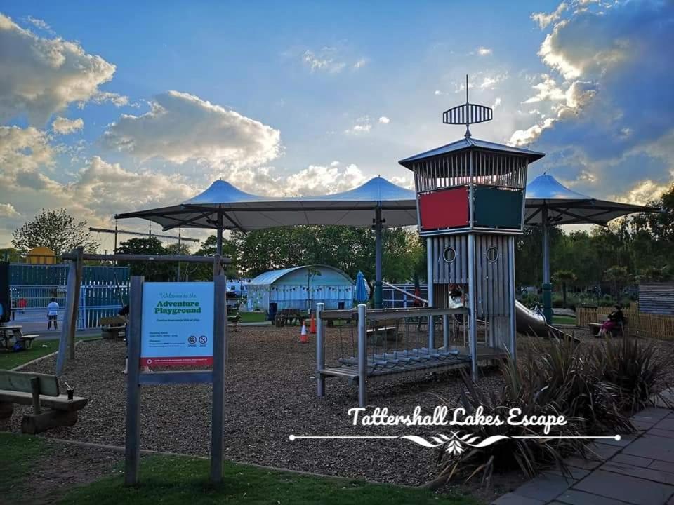 Meridian Tattershall Lakes Escape - Lakeside Lodge Caravan With A Fishing Peg Luxury Hot Tub Exteriör bild