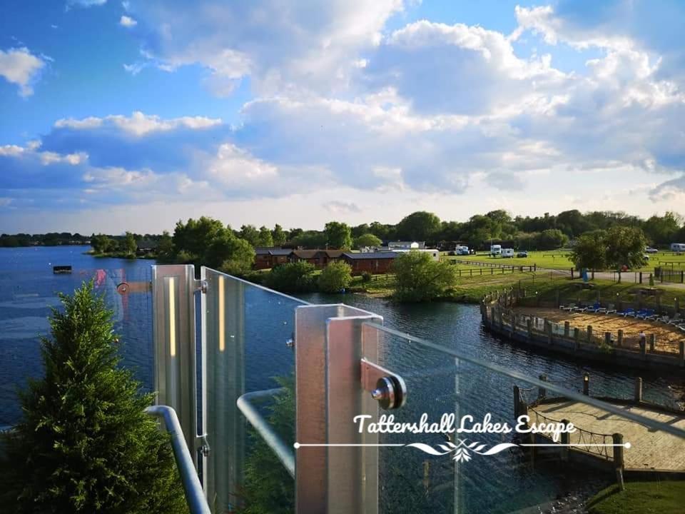 Meridian Tattershall Lakes Escape - Lakeside Lodge Caravan With A Fishing Peg Luxury Hot Tub Exteriör bild