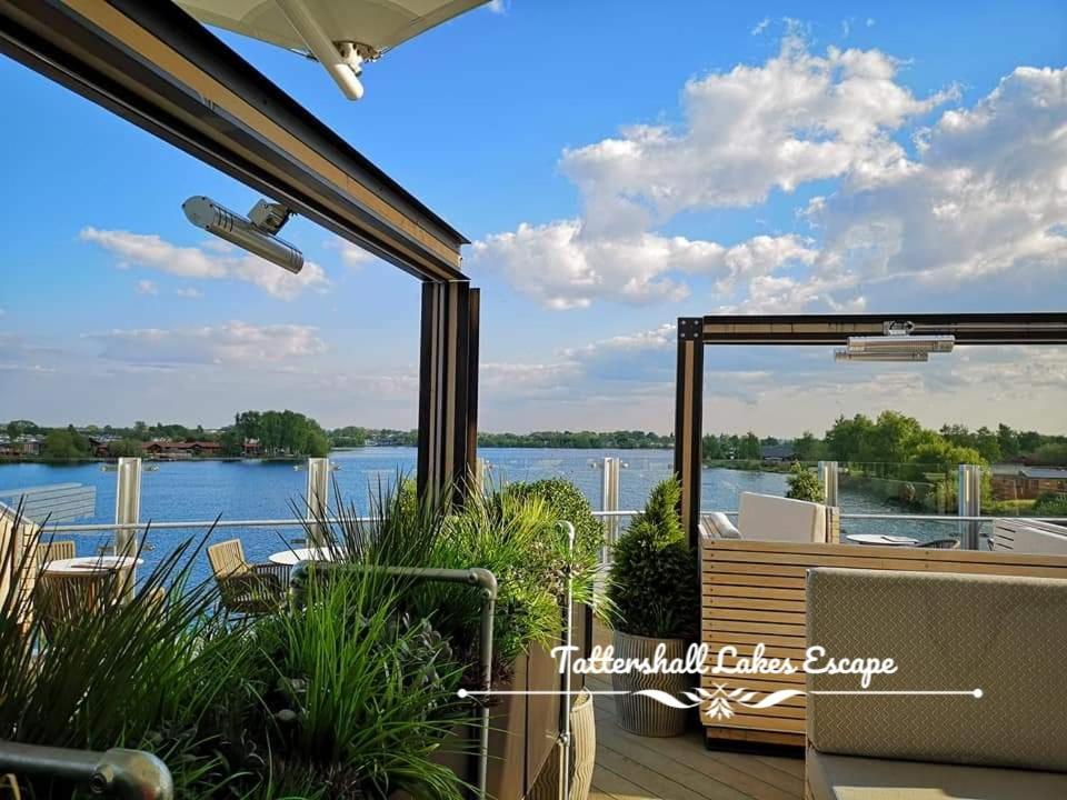 Meridian Tattershall Lakes Escape - Lakeside Lodge Caravan With A Fishing Peg Luxury Hot Tub Exteriör bild