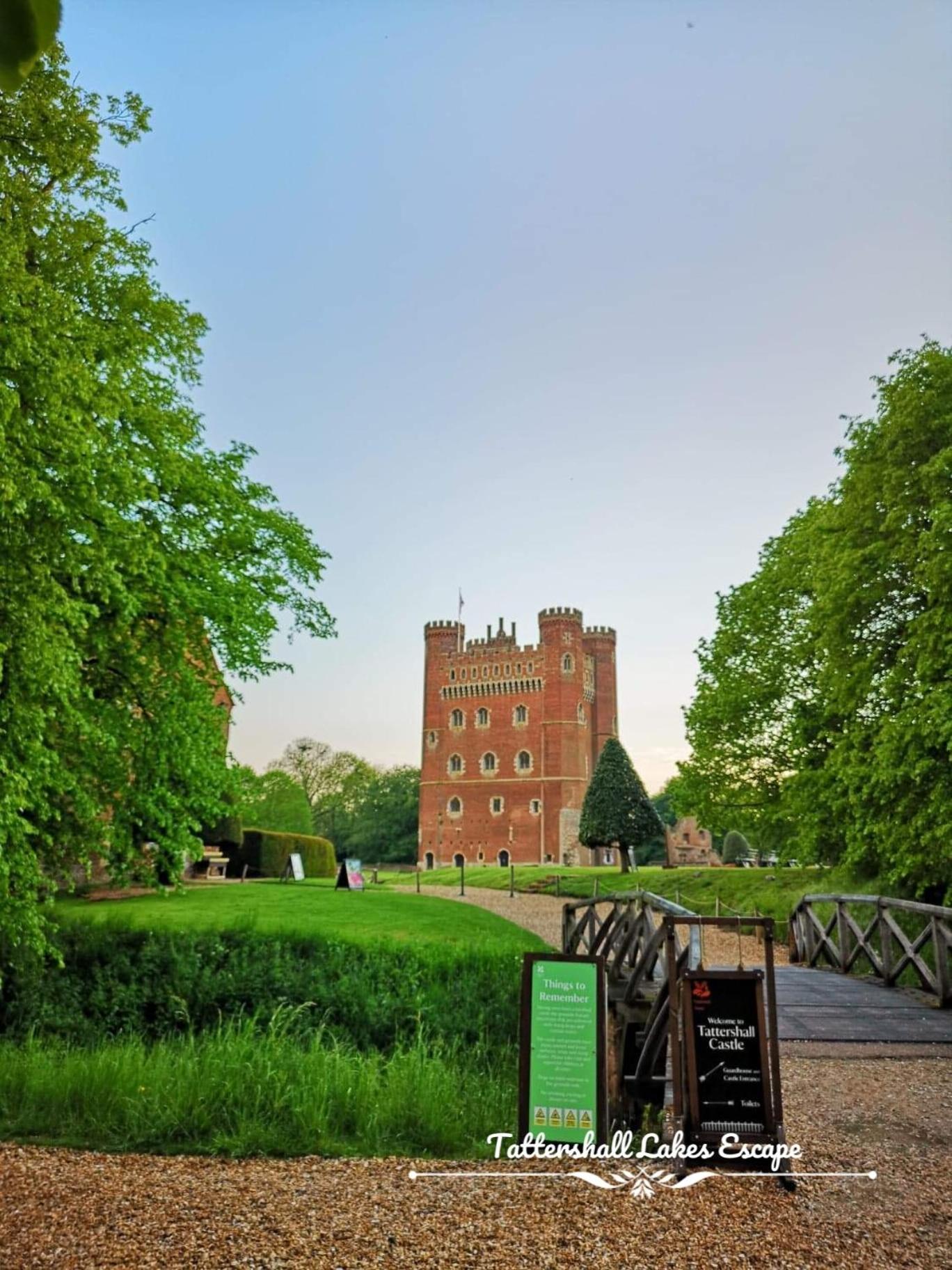 Meridian Tattershall Lakes Escape - Lakeside Lodge Caravan With A Fishing Peg Luxury Hot Tub Exteriör bild