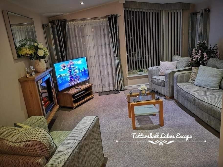 Meridian Tattershall Lakes Escape - Lakeside Lodge Caravan With A Fishing Peg Luxury Hot Tub Exteriör bild