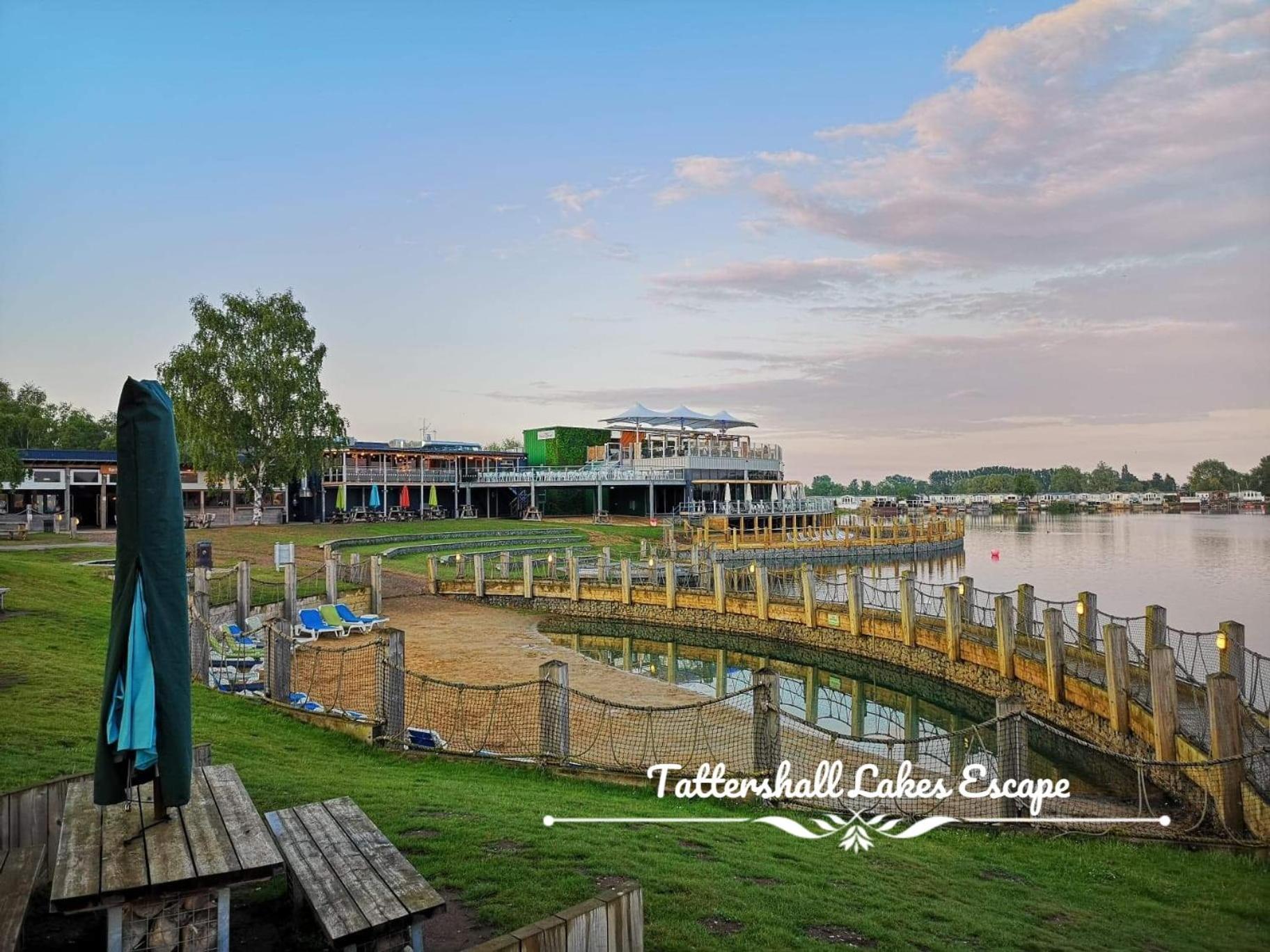 Meridian Tattershall Lakes Escape - Lakeside Lodge Caravan With A Fishing Peg Luxury Hot Tub Exteriör bild