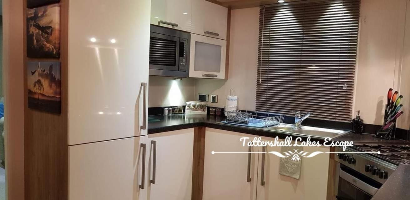 Meridian Tattershall Lakes Escape - Lakeside Lodge Caravan With A Fishing Peg Luxury Hot Tub Exteriör bild