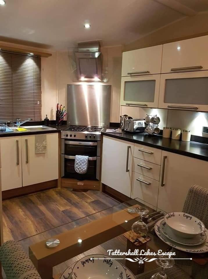 Meridian Tattershall Lakes Escape - Lakeside Lodge Caravan With A Fishing Peg Luxury Hot Tub Exteriör bild