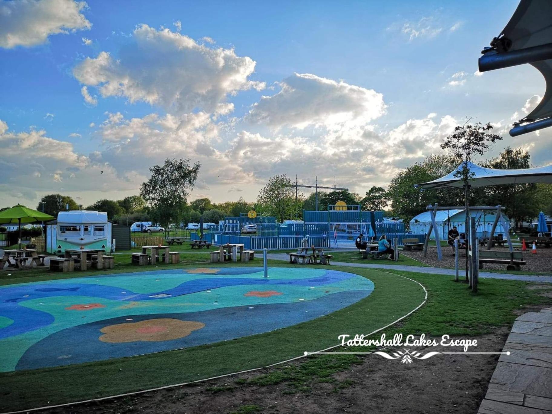 Meridian Tattershall Lakes Escape - Lakeside Lodge Caravan With A Fishing Peg Luxury Hot Tub Exteriör bild