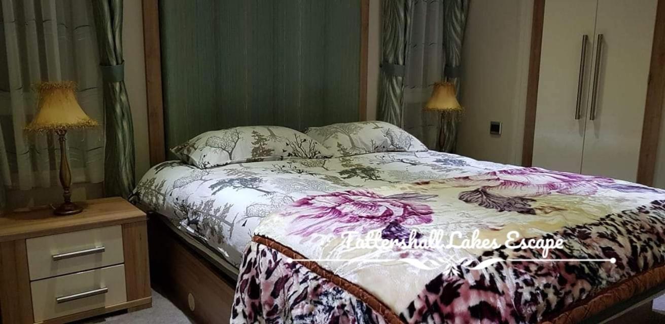 Meridian Tattershall Lakes Escape - Lakeside Lodge Caravan With A Fishing Peg Luxury Hot Tub Exteriör bild