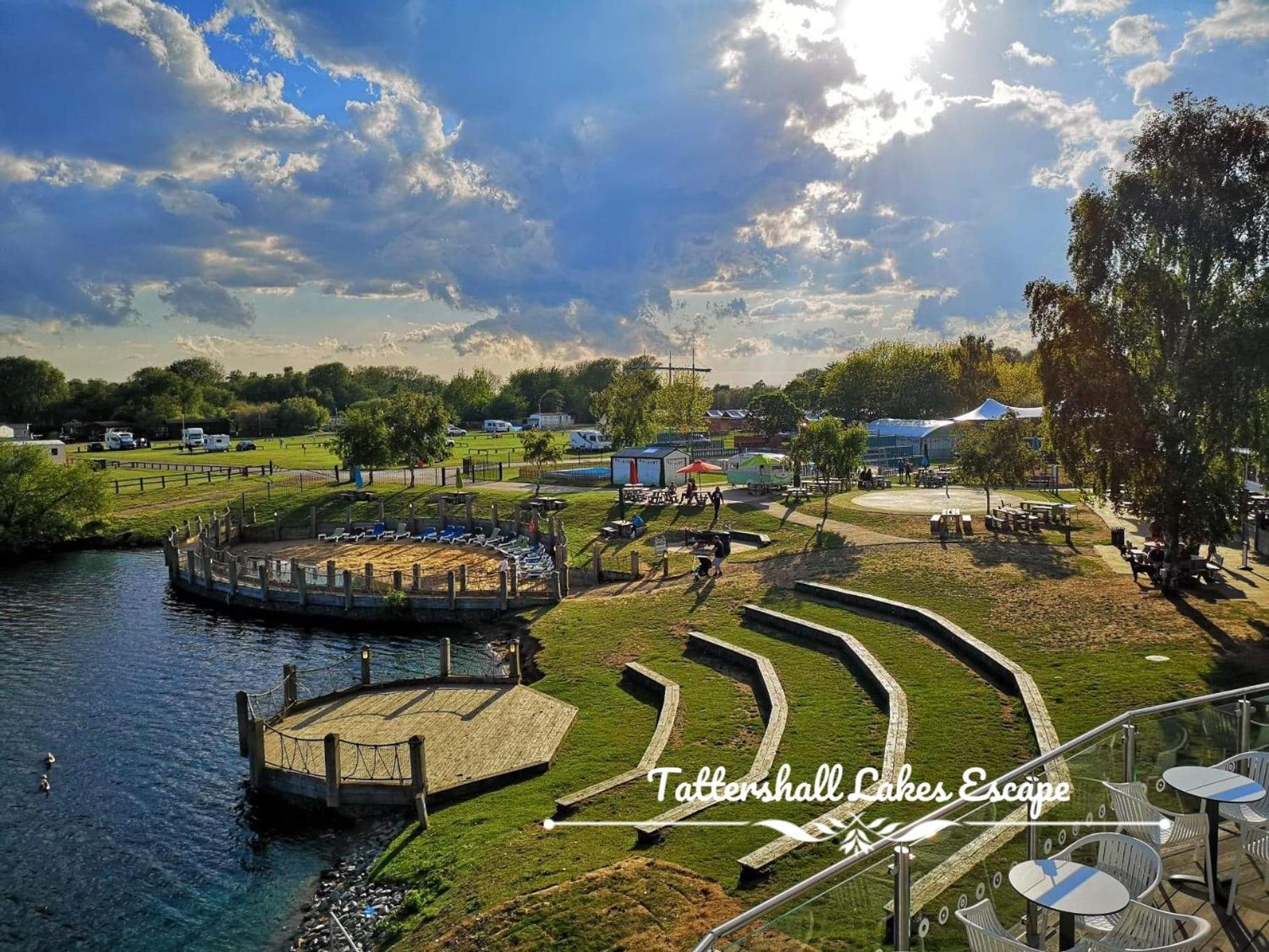 Meridian Tattershall Lakes Escape - Lakeside Lodge Caravan With A Fishing Peg Luxury Hot Tub Exteriör bild