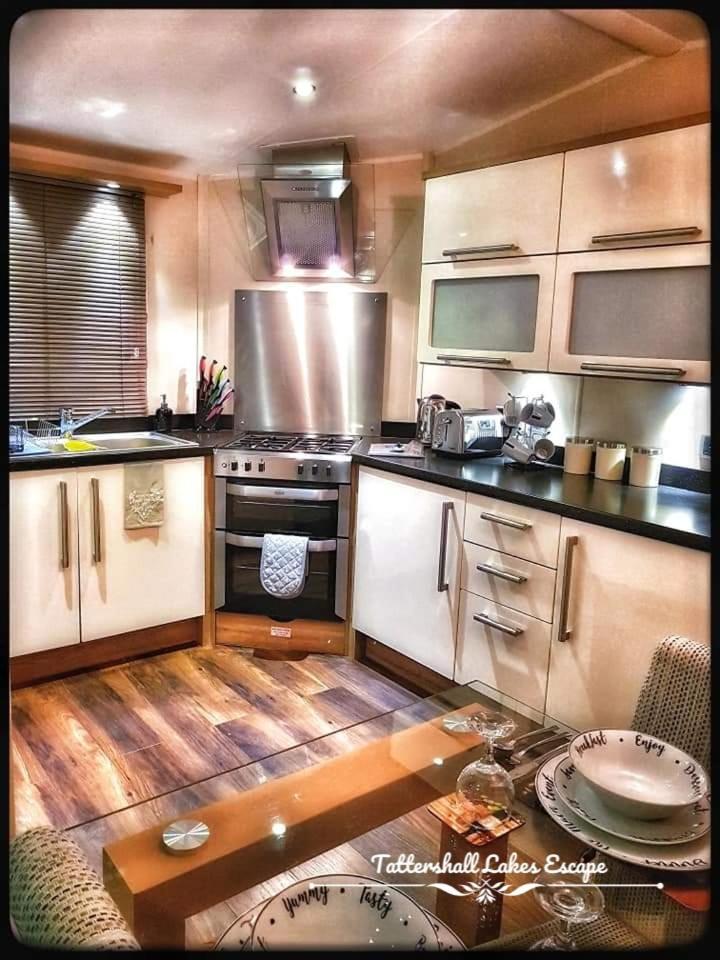 Meridian Tattershall Lakes Escape - Lakeside Lodge Caravan With A Fishing Peg Luxury Hot Tub Exteriör bild