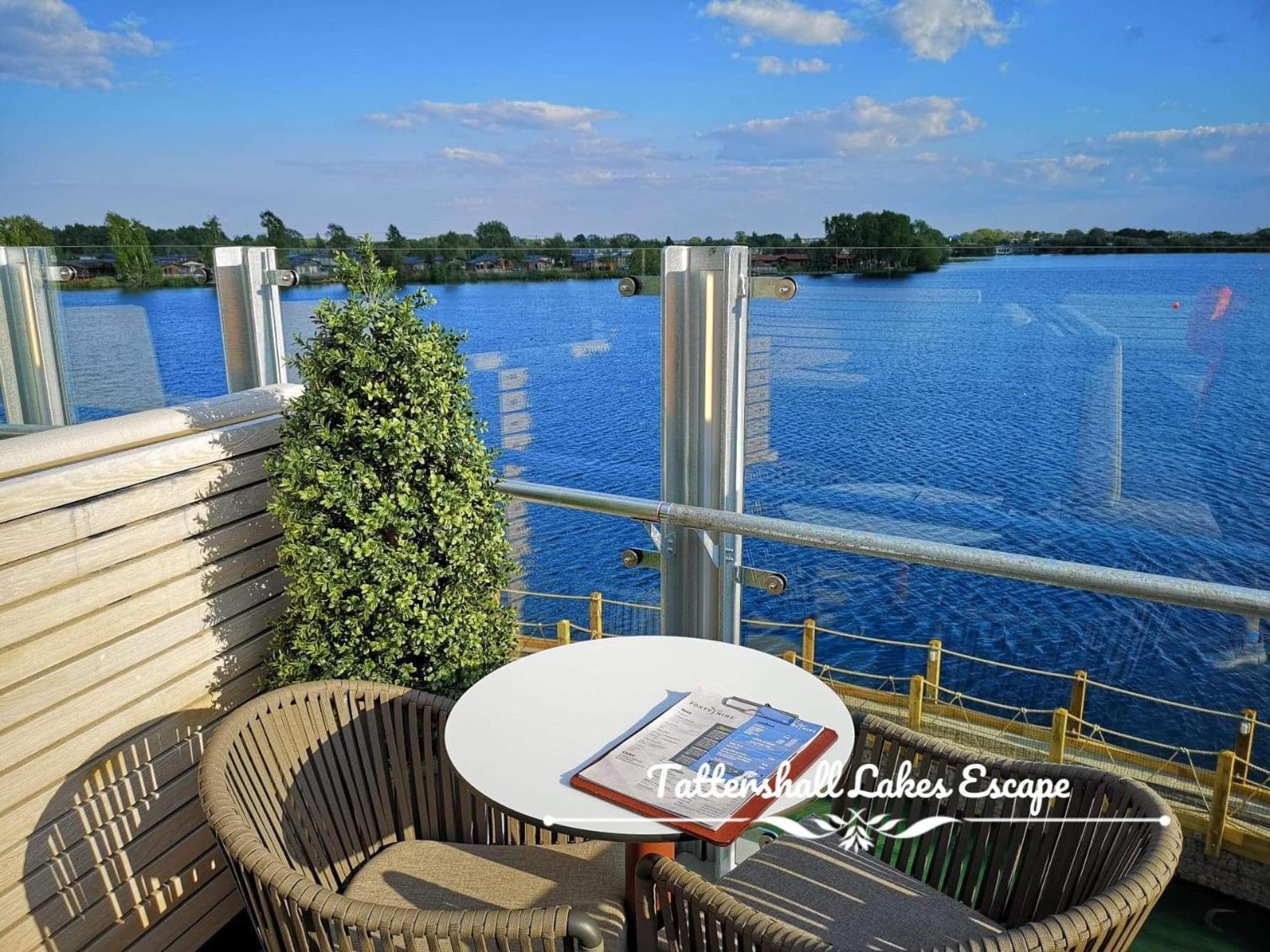 Meridian Tattershall Lakes Escape - Lakeside Lodge Caravan With A Fishing Peg Luxury Hot Tub Exteriör bild