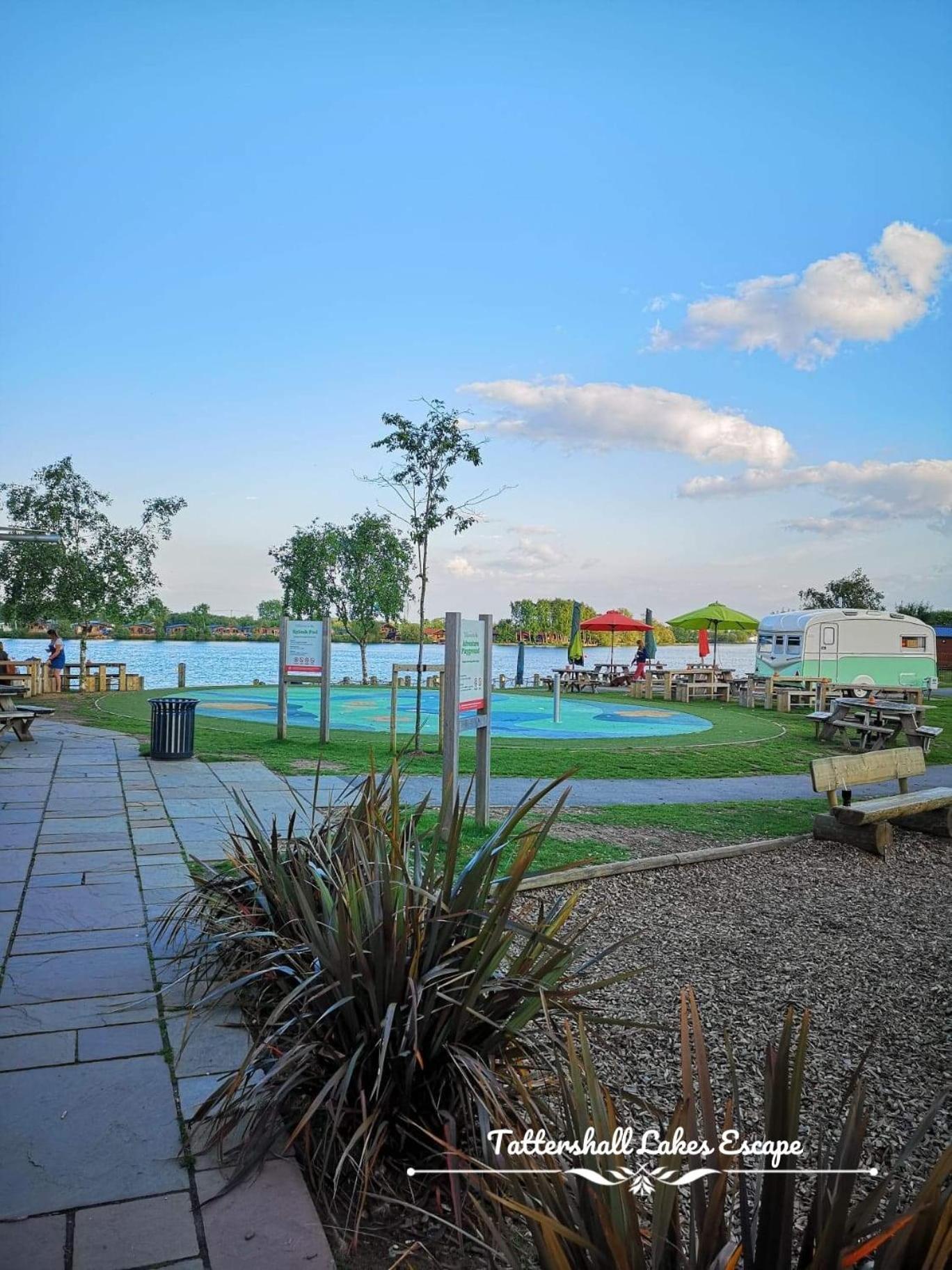 Meridian Tattershall Lakes Escape - Lakeside Lodge Caravan With A Fishing Peg Luxury Hot Tub Exteriör bild