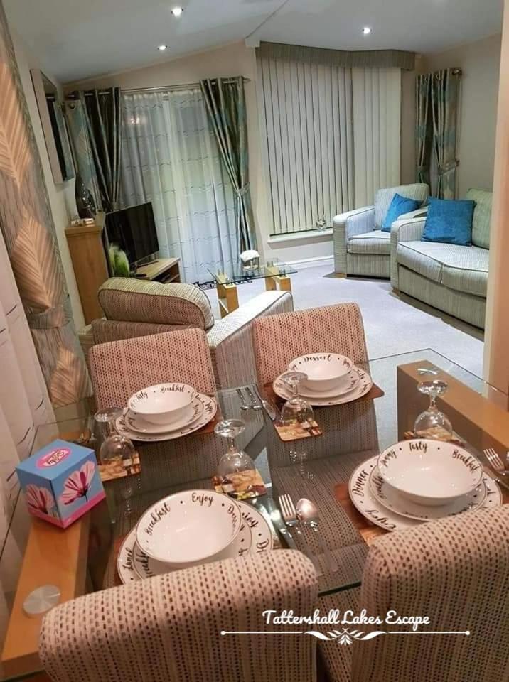 Meridian Tattershall Lakes Escape - Lakeside Lodge Caravan With A Fishing Peg Luxury Hot Tub Exteriör bild