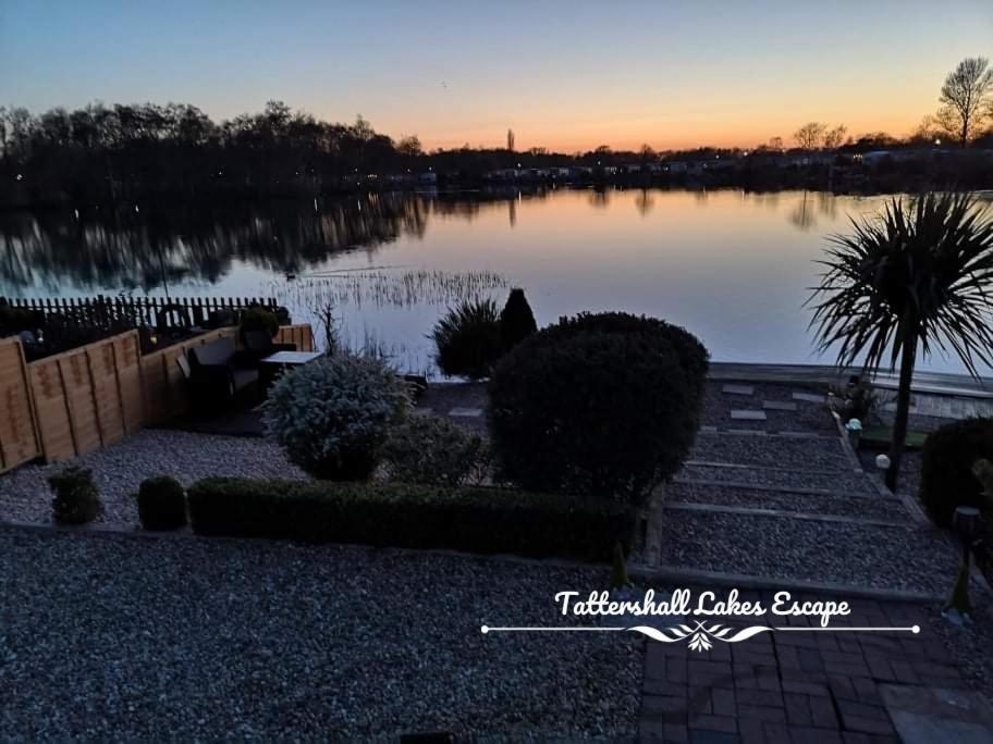 Meridian Tattershall Lakes Escape - Lakeside Lodge Caravan With A Fishing Peg Luxury Hot Tub Exteriör bild