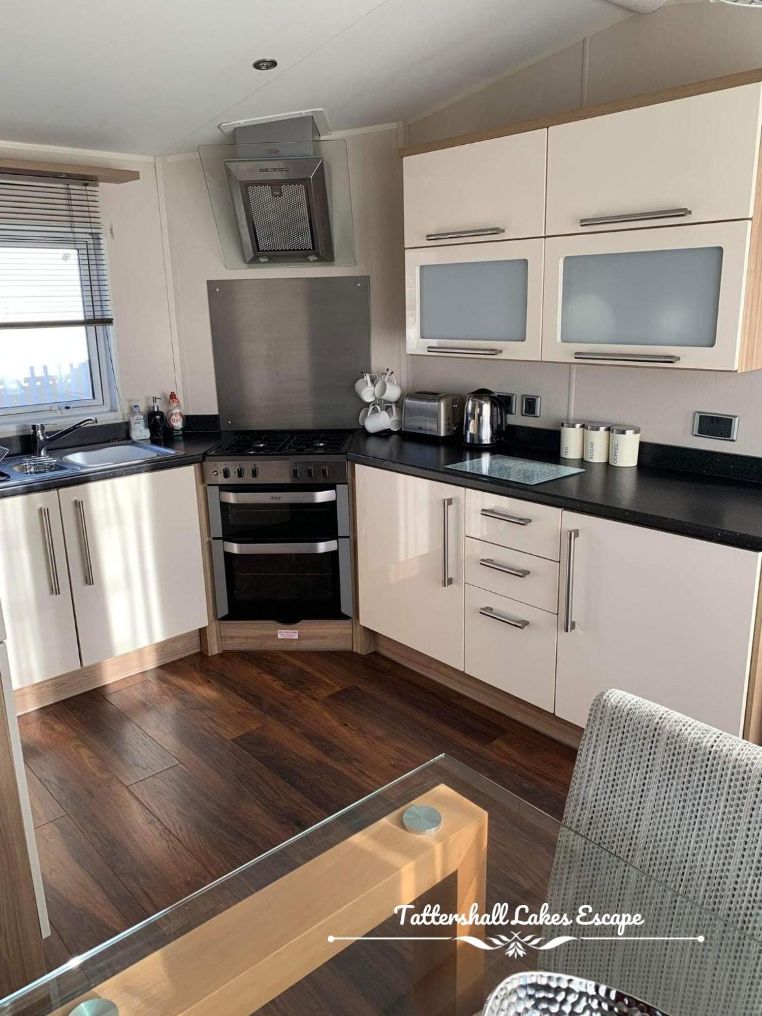 Meridian Tattershall Lakes Escape - Lakeside Lodge Caravan With A Fishing Peg Luxury Hot Tub Exteriör bild