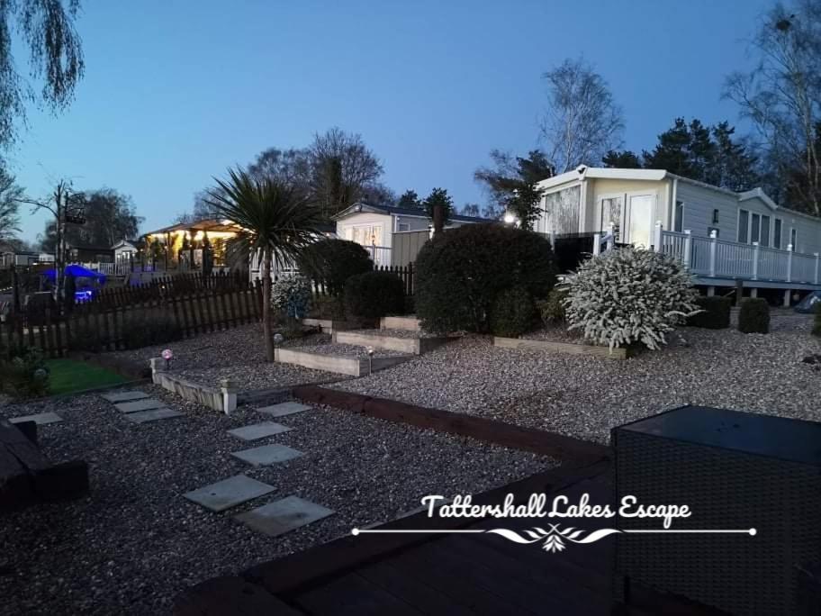 Meridian Tattershall Lakes Escape - Lakeside Lodge Caravan With A Fishing Peg Luxury Hot Tub Exteriör bild