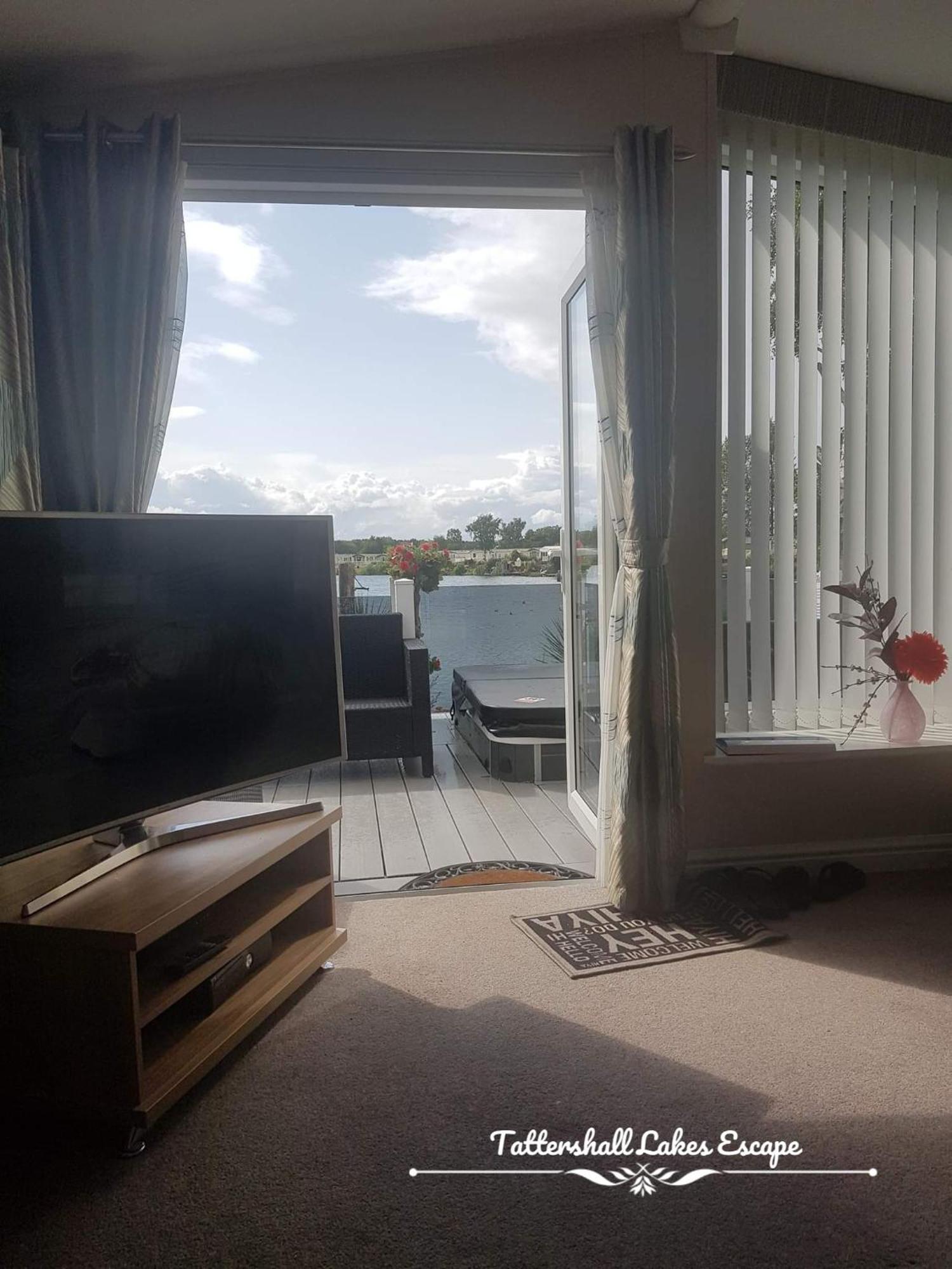 Meridian Tattershall Lakes Escape - Lakeside Lodge Caravan With A Fishing Peg Luxury Hot Tub Exteriör bild