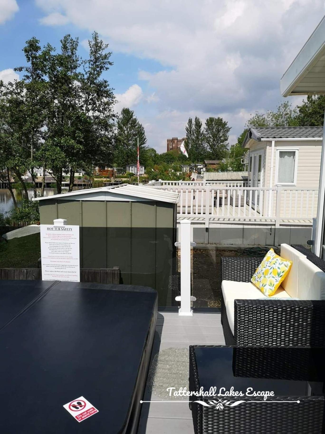 Meridian Tattershall Lakes Escape - Lakeside Lodge Caravan With A Fishing Peg Luxury Hot Tub Exteriör bild