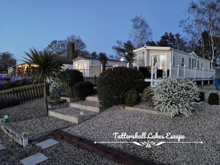 Meridian Tattershall Lakes Escape - Lakeside Lodge Caravan With A Fishing Peg Luxury Hot Tub Exteriör bild