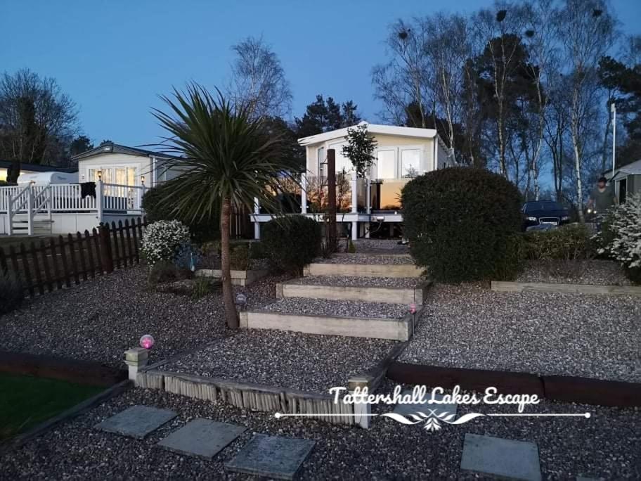 Meridian Tattershall Lakes Escape - Lakeside Lodge Caravan With A Fishing Peg Luxury Hot Tub Exteriör bild
