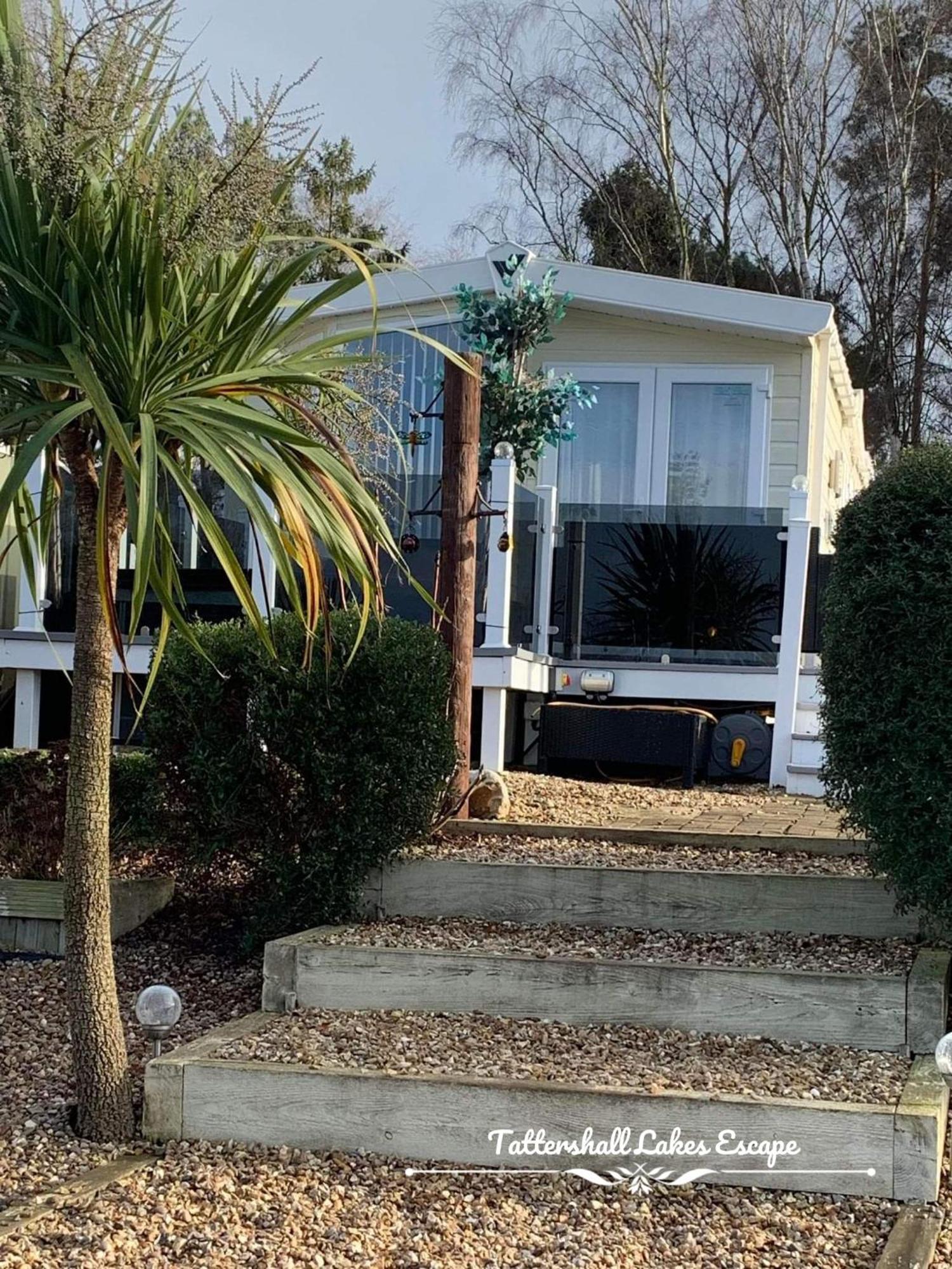 Meridian Tattershall Lakes Escape - Lakeside Lodge Caravan With A Fishing Peg Luxury Hot Tub Exteriör bild