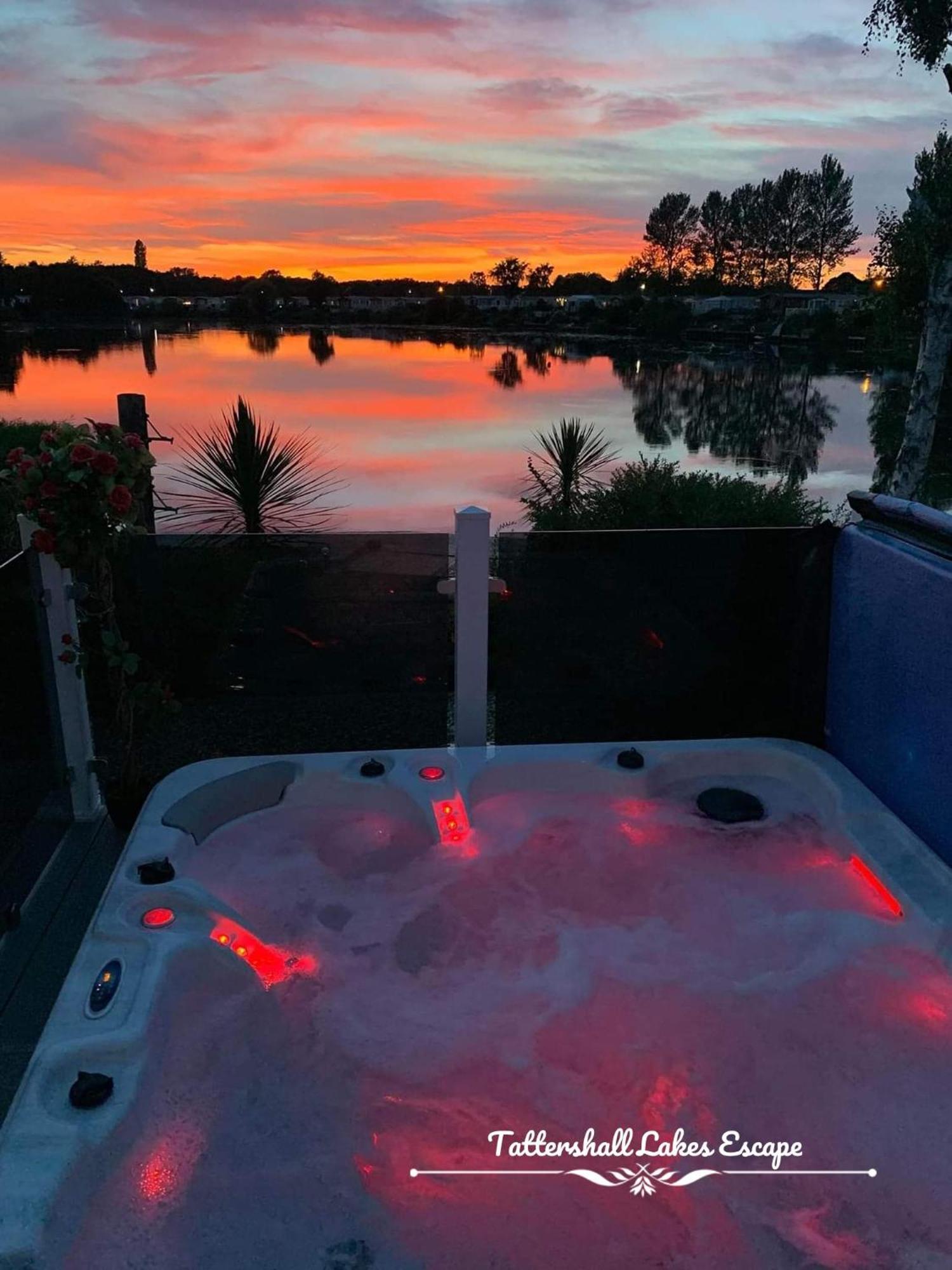 Meridian Tattershall Lakes Escape - Lakeside Lodge Caravan With A Fishing Peg Luxury Hot Tub Exteriör bild